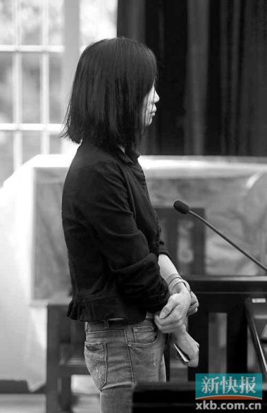 昨日，何敏在庭上抿著嘴不停抹眼淚。新快報記者孫毅/攝