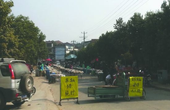 簡陽董家埂鄉(xiāng)，主干道被占道擺酒席