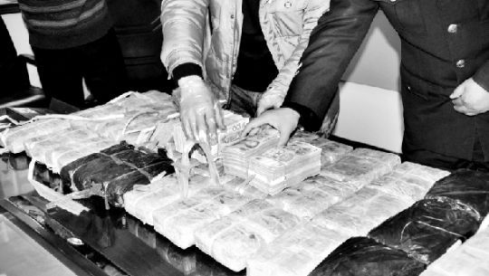 警方收繳的毒品和毒資。警方供圖