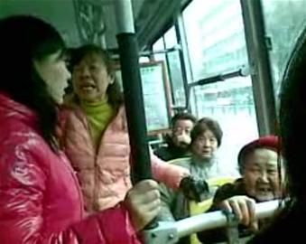 女孩沒給老太讓座被人批。