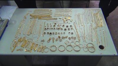 警方追回的被搶金首飾，有172件，2200多克。其余的都被嫌疑人變賣，用來購買手機的汽車。