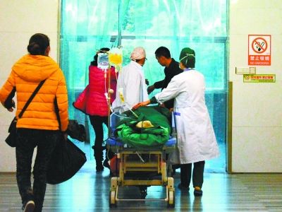 受傷女孩做完手術被送往重癥監(jiān)護室。記者楊濤 攝