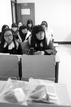 在限時(shí)斷網(wǎng)前，江大已有發(fā)起拒絕手機(jī)低頭族活動(dòng)，圖為設(shè)立了手機(jī)暫存袋的課堂 吳奕 攝