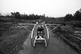 3月12日，汨羅白塘鄉(xiāng)趕洲村，李厚勝坐在他的“魚鷹直升機”上。圖/記者謝長貴