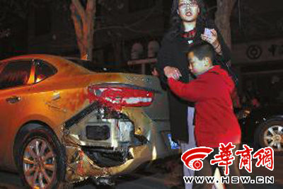 豐慶路226號的足浴店起火殃及樓下車輛，一個(gè)車主將車搶救出來后仍驚魂未定