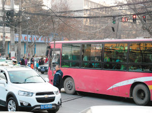 一個(gè)多小時(shí)，除了短暫的休息，郭師傅一直在車流中舉著木棍 圖片由市民孫先生提供