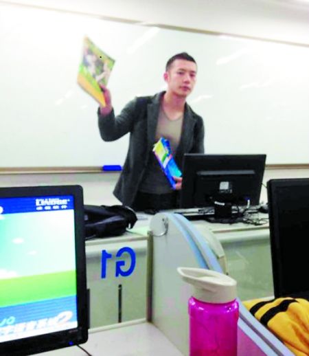 讓甘麟翰爆紅的，就是這張商學(xué)院大一學(xué)生在課堂上拍攝的照片。