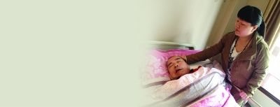 趙靜霞把老父親搬進養(yǎng)老院照顧。