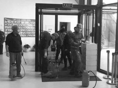 相關(guān)人員正在對(duì)園區(qū)消毒。讀者供圖