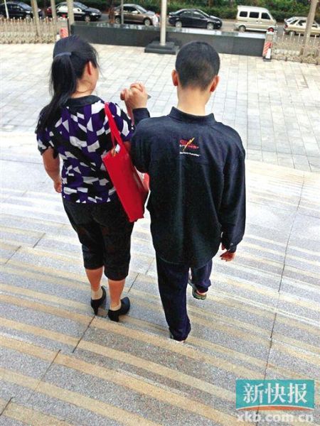 李星兒與媽媽蔣女士牽手走出法院。 新快報(bào)記者 張國(guó)鋒/攝