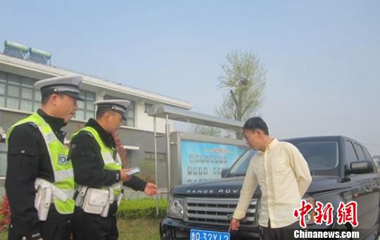 亮假軍官證開(kāi)套牌路虎 男子編造“舅舅在公安部”