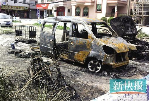 涉事面包車(chē)燒剩鐵殼。