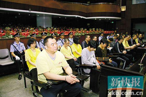 ■蔣洪偉(左一)等二十幾名被告被指控犯集資詐騙罪,昨日集體過堂?！　?鄭朝暉/攝