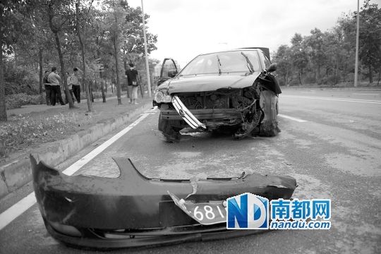 男子搶的比亞迪轎車車頭損毀嚴重。