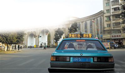 前天傍晚，石柱縣城內(nèi)，譚師傅開著“我被打劫，請(qǐng)報(bào)警”的出租車載客，市民看到后紛紛報(bào)警。網(wǎng)絡(luò)截圖