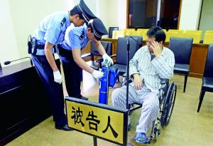 被告人李萬勇因病吸氧受審。首席攝影記者 吳寧/攝