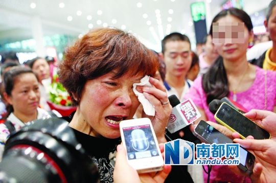 昨日，被拐25年的翁女士(粉紅色衣服者)與生母在深圳機(jī)場見面。