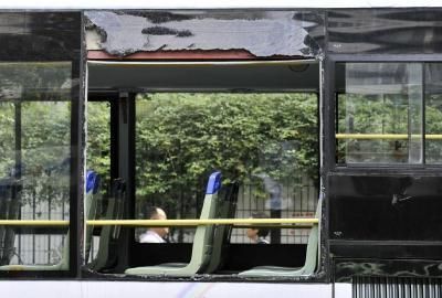 75路公交車車窗玻璃被砸碎。