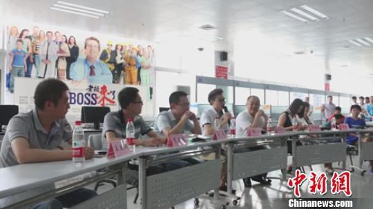 　招聘會(huì)現(xiàn)場(chǎng)，用人單位老板一字排開，與求職者面對(duì)面交流　李超慶　攝