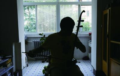 盲人男孩高考分?jǐn)?shù)高出一本線 會(huì)二胡會(huì)炒股賺錢(qián)