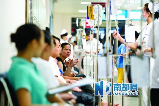 醫(yī)院走道坐滿(mǎn)了打吊針的員工。