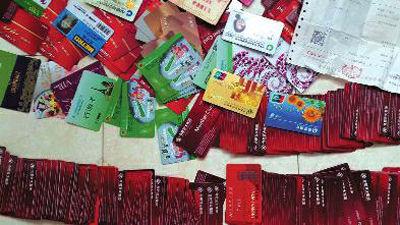 房云云向華商報(bào)記者提供的贓物圖片,包括購(gòu)物卡、銀行卡等