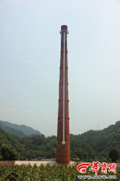 昨日中午，68米高的“溫度計”最上端，顯示著實時溫度