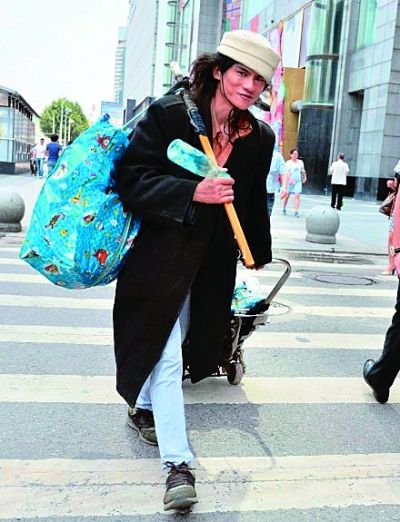 在武廣附近拍攝到的拾荒男。