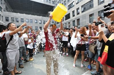 昨日，奇虎360董事長周鴻祎公開展現(xiàn)參加“冰桶”挑戰(zhàn)的“濕身”過程。新京報記者 侯少卿 攝