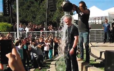 蘋果CEO蒂姆·庫克在自己公司的內(nèi)部活動上，讓自己來了個透心涼。邀請庫克參加游戲的是他的下屬、蘋果高級副總裁菲爾·席勒。