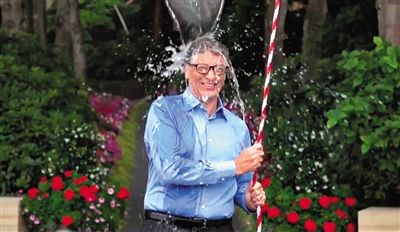 從蓋茨挑戰(zhàn)“冰桶”的視頻中可以發(fā)現(xiàn)微軟最新平板電腦Surface Pro 3的身影，網(wǎng)友稱蓋茨在做公益時還不忘給自家產(chǎn)品做代言。