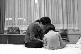 8月19日晚，河北石家莊市，多多的媽媽在酒店里安撫著孩子，3歲的多多一直在吵著要回家，看到陌生人就哭。圖/記者陳正