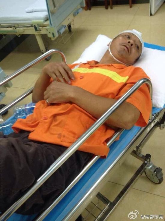 東莞數十名環(huán)衛(wèi)工聚集討薪 遭20多人持鋼管毆打