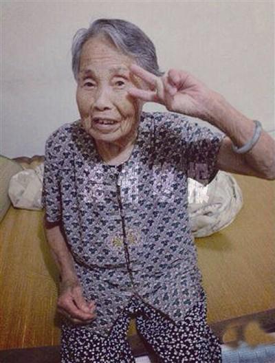 87歲中日混血婆婆扮酷賣(mài)萌 盼找到日本親人(圖)