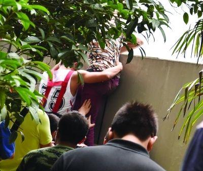 2小時(shí)后，該包工頭終于被抱下來(lái)了。
