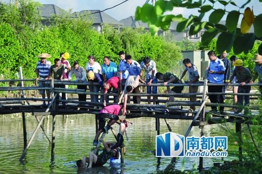 救援人員合力打撈起落水女孩，后經(jīng)醫(yī)護(hù)人員確認(rèn)已經(jīng)死亡。受訪者供圖