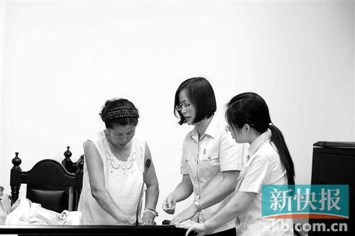 白春榮簽領(lǐng)國(guó)家賠償款。通訊員供圖