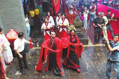 鄭州80后小夫妻舉行漢服婚禮 以素食喜宴待客