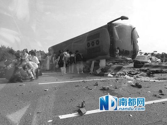 現(xiàn)場(chǎng)大客車側(cè)翻，玻璃碎落一地，車身卡在路邊水泥護(hù)欄上。 目擊者供圖