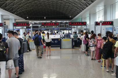 成都市民排隊(duì)準(zhǔn)備出境。