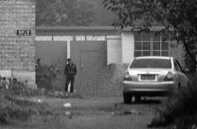 回訪今天上午，小李被困的院子大門(mén)緊閉，有人在門(mén)口望風(fēng)