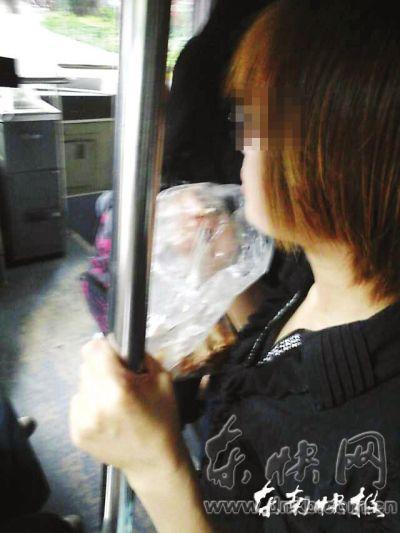 擁擠的公交車內(nèi)，這位姑娘正在嚼螃蟹網(wǎng)友供圖