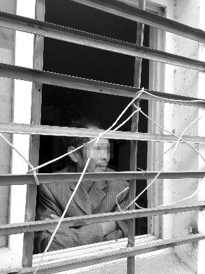 男子被妻兒鎖車(chē)庫(kù)一個(gè)月 曾干傳銷(xiāo)失聯(lián)10多年