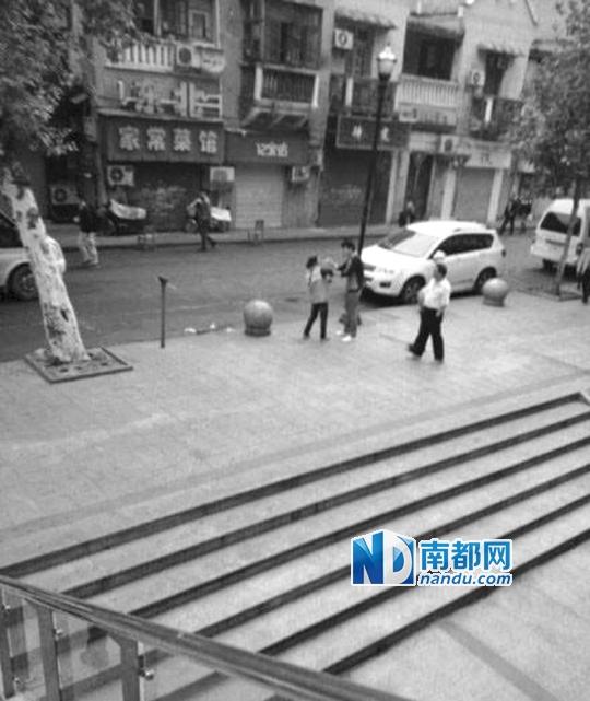 10月18日，武漢一男子抓住環(huán)衛(wèi)工打耳光。