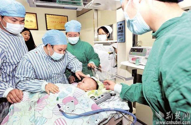 圖為：成功進行心臟移植手術(shù)后，小患者平安度過術(shù)后危險期，14日轉(zhuǎn)入普通隔離病房 （攝影 魏錸）