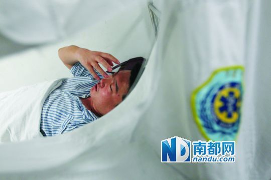 19日，北大深圳醫(yī)院，透過被撕破的工作服，急診科醫(yī)護(hù)人員申洪濤身體多處被醉酒男子抓傷。