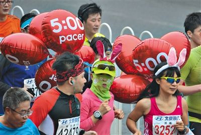 身上綁著氣球的參賽者在參加比賽。