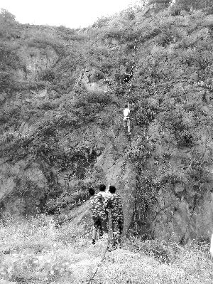 經(jīng)過三個半小時的緊張救援，半山腰的男子被成功救下 消防供圖