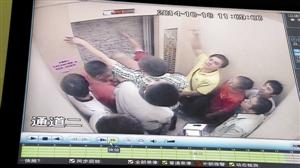 被困人員輪流砸墻進(jìn)行自救。