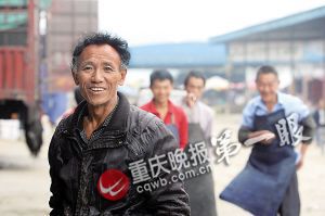 唐再海因?yàn)槠つw黝黑，工友們都打趣地稱(chēng)呼他為“非洲人”。